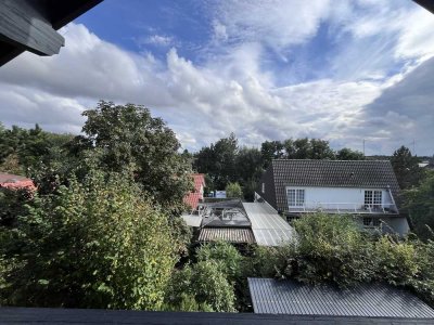 Schöne und gepflegte 4-Zimmer-Dachgeschosswohnung mit Balkon und Einbauküche in Erbes-Büdesheim