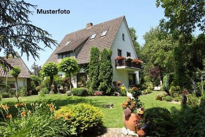 Einfamilienhaus mit Carport und Garage