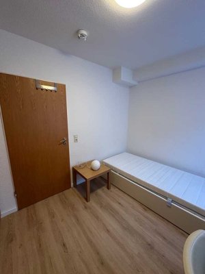 Möbliertes Zimmer (10qm) in geteilter Souterrain Wohnung in Kronberg (nur Berufspendler)