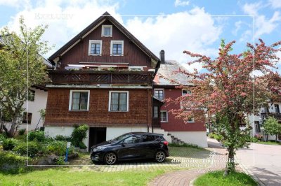 Schwarzwaldhaus mit großzügigen Parkflächen im Feldberger Ortskern