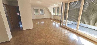 Tolle 4-Zimmer-Dachgeschosswohnung mit Loggia, EBK und Stellplatz.