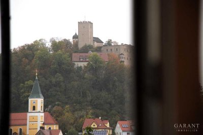 Traumhafte 3 Zimmer-Wohnung mit Burgblick und Tiefgaragenstellplatz in ruhiger Lage