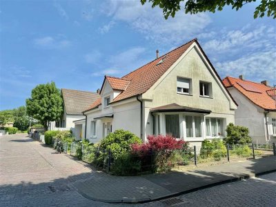 Einfamilienhaus mit Einliegerwohnung, Garten/ Garage in idyllischer Grünlage