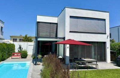 Bau-Haus mit XL-Pool in 1a-Lage bei München