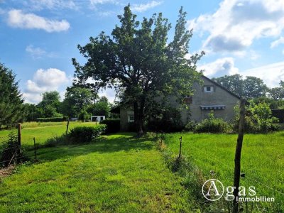 Rohdiamant! Einfamilienhaus auf großem Grundstück mit Garage in Ortsrandlage