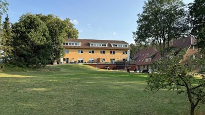 Geräumige Wohnung mit zwei Schlafzimmern, großer Terrasse und 2 Stellplätzen