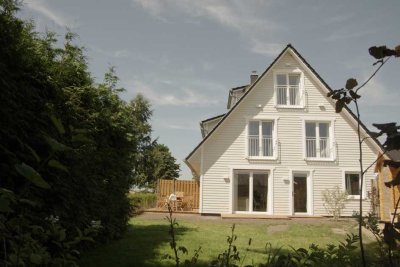 Massives Einfamilienhaus am Breeger Bodden, nahe der Ostsee. Aktuell als Ferienhaus genutzt.