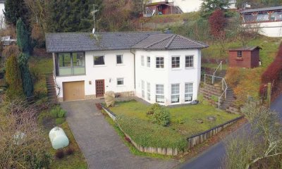 Wohnen mit Panoramablick - Atemberaubendes Einfamilienhaus in idyllischer Hanglage