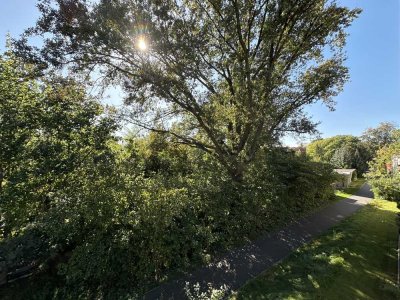 Idyllisches Wohnen auf dem Dorf: helle 3-Raumwohnung im 1. Obergeschoss, mit Balkon & Tageslichtbad!