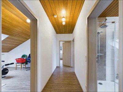 Gemütliche 4 - Zimmer - Dachgeschosswohnung mit sonnigem Süd-Balkon.