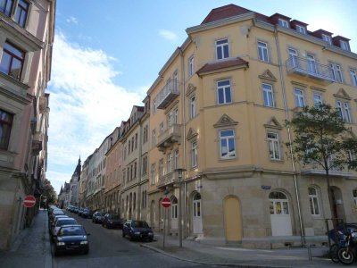 Zum Wohlfühlen – attraktive, helle, gut geschnittene 2-Raum-Wohnung, kl. Balkon, in Dresden-Plauen