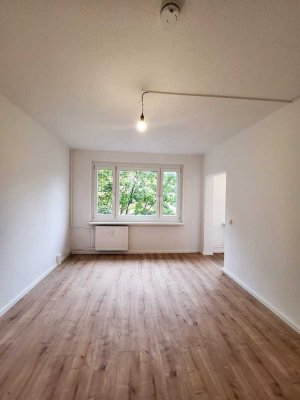 *Singles  aufgepasst * 2-Zimmerwohnung + frisch saniert + halboffene Küche + Einbauküche als Option!