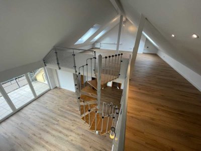 Lichtdurchflutete frisch renovierte Galerie-Wohnung mit  Einbauküche und Dachterrasse