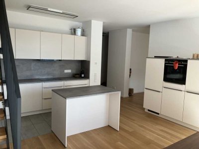 Stilvolle 4-Raum-Penthouse-Wohnung mit luxuriöser Innenausstattung, Balkon, EBK und Skylineblick