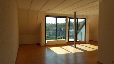 MG-Bettrath; Gepflegtes helles DG-Apartment mit Einbauküche und gr. Balkon in Südlage