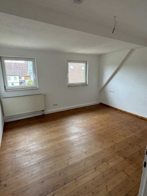 Helle Dachgeschosswohnung mit Einbauküche