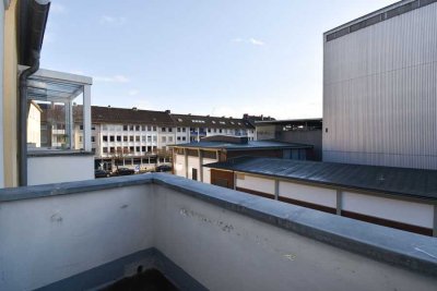 Nahe Theaterpark! Sanierungsbedürftige 3-Zimmer-Wohnung mit Balkon in der Innenstadt.