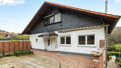 Charmantes Mehrfamilienhaus mit großzügiger Wohnfläche, 2 Terrassen, Garten und Stellplätzen