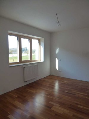 Schöne und vollständig renovierte 3-Zimmer-Wohnung mit Balkon und Einbauküche in Kirchham