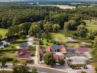 Historisches Gebäude-Ensemble auf Wassergrundstück -Wassersport-/Pferdefreunde