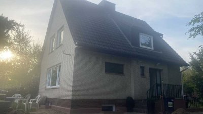 Ahrensburg: Schöne 2 Zimmer Wohnung im Dachgeschoss in Einzelhaus zentrale Lage, Gartennutzung