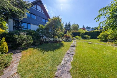 Freistehendes Einfamilienhaus mit ELW, PV-Anlage und Traumgarten mit Terrassen, Pool, Teich u. v. m.