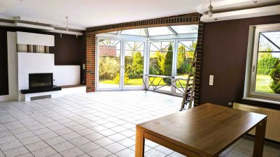 In ruhiger Lage:
Einfamilienhaus mit:
Sauna, Terrasse,  Integriertem Wintergarten und Garten ..