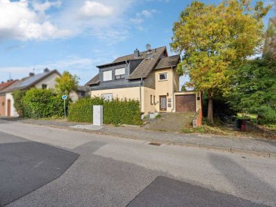 Freistehendes Zweifamilienhaus mit Einliegerwohnung und Garage in Meerbusch-Osterath