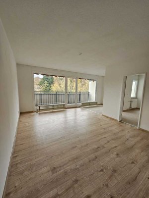 Komplett renovierte  80qm  3-Zimmer-Wohnung zur Miete mit Balkon