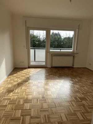 Erstbezug nach Sanierung: lichtdurchflutete 2-Zimmer-Wohnung mit Balkon - Ideal für Singles