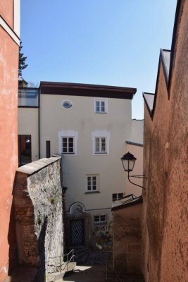 SALZBURG-KULISSE INKLUSIVE: Reizendes 4-Zimmer-Altstadthaus mit Traumblick &amp; Terrasse - Ein Stöckl samt Gärtl und Höfl am Stein