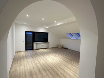 Frisch Renoviert - Dachgeschosswohnung in ruhiger Lage mit großzügigem Balkon und Tiefgaragenstellpl