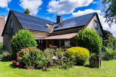 Großzügiges 1-2 Familien-Architektenhaus mit Innenpool u. Photovoltaik-Anlage