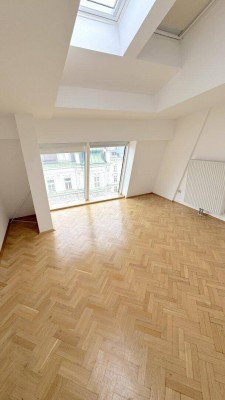 Stilvolles Wohnen auf zwei Ebenen in Top-Lage von Wien - Renovierungsbedürftiges Juwel mit Balkon und Terrasse