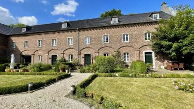 Wohnen im Schlosspark – luxuriöse Maisonette-Wohnung mit Hauscharakter und Terrasse