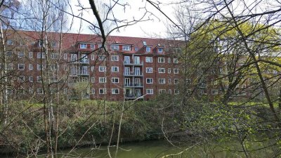 Ruhige 2-Zimmer-Wohnung mit Balkon, Nähe Stadtpark mit Sicht auf den Barmbeker Stichkanal