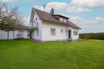 **Freistehendes Einfamilienhaus
mit WG & großem Grundstück**
*3 Garagen und Ausbaupotenzial*