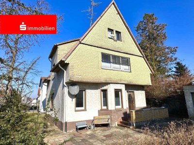 Sanierungsbedürftiges 2-Familienhaus mit Garage und schönem Grundstück