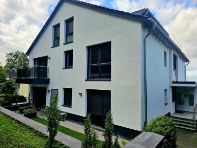 Neuwertige Wohnung Einbauküche- 3 Zimmer & Balkon  in Dattenberg