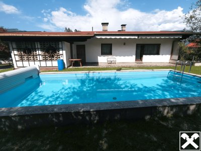 Ferienhaus mit Pool auf ebenem Grundstück