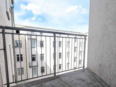 Charmante Altbauwohnung | Balkon | Tageslichtbad mit Wanne | neue Einbauküche