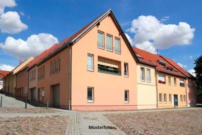 Vierfamilienhaus, 9 Garagenstellplätzen und Carport