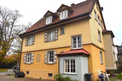 Schöne Dachgeschosswohnung mit Stellplatz