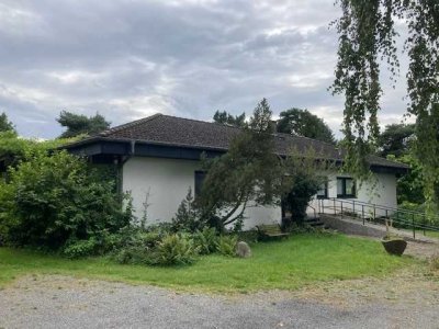 Sehr schöner Bungalow mit Parkgrundstück