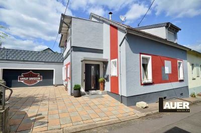 Modernisiertes Ein-Zweifamilienhaus mit schönem Garten und Pool.