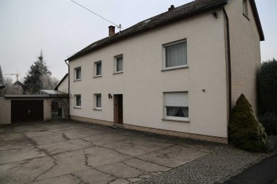 Freistehendes Haus mit Ausbaupotential, Garten, Terrasse, 2 Garagen, gute Verkehrsanbindung