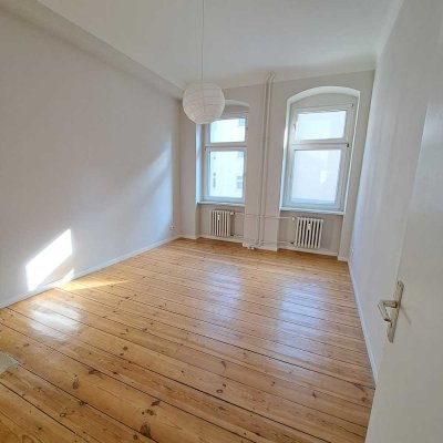 NACHMIETER GESUCHT * FAMILIENFREUNDLICH * WG-GEEIGNET * WANNENBAD * BALKON * DIELEN