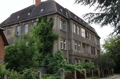 Sanierungsbedürftiges Mehrfamilienhaus auf einem großzügigen 1.555 m² Grundstück. Viel Potenzial!