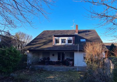 Mehrfamilienhaus in guter Lage am Hang - mit Gestaltungspotenzial für den Käufer