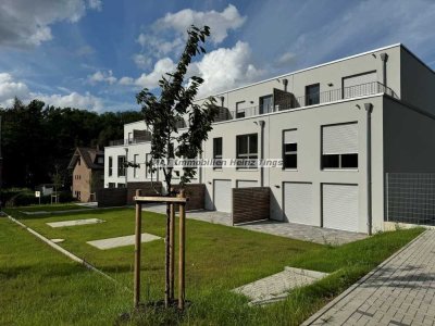 • NEUBAU • Bezugsfertiges Energie Effizienzhaus • ca. 135 m² Wfl. • Dachterrasse + sonnig. Garten •